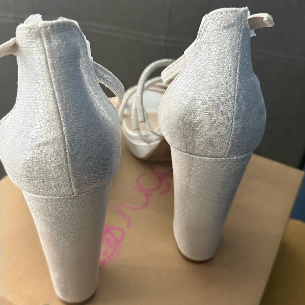 Silver and rhinestone heels 👠